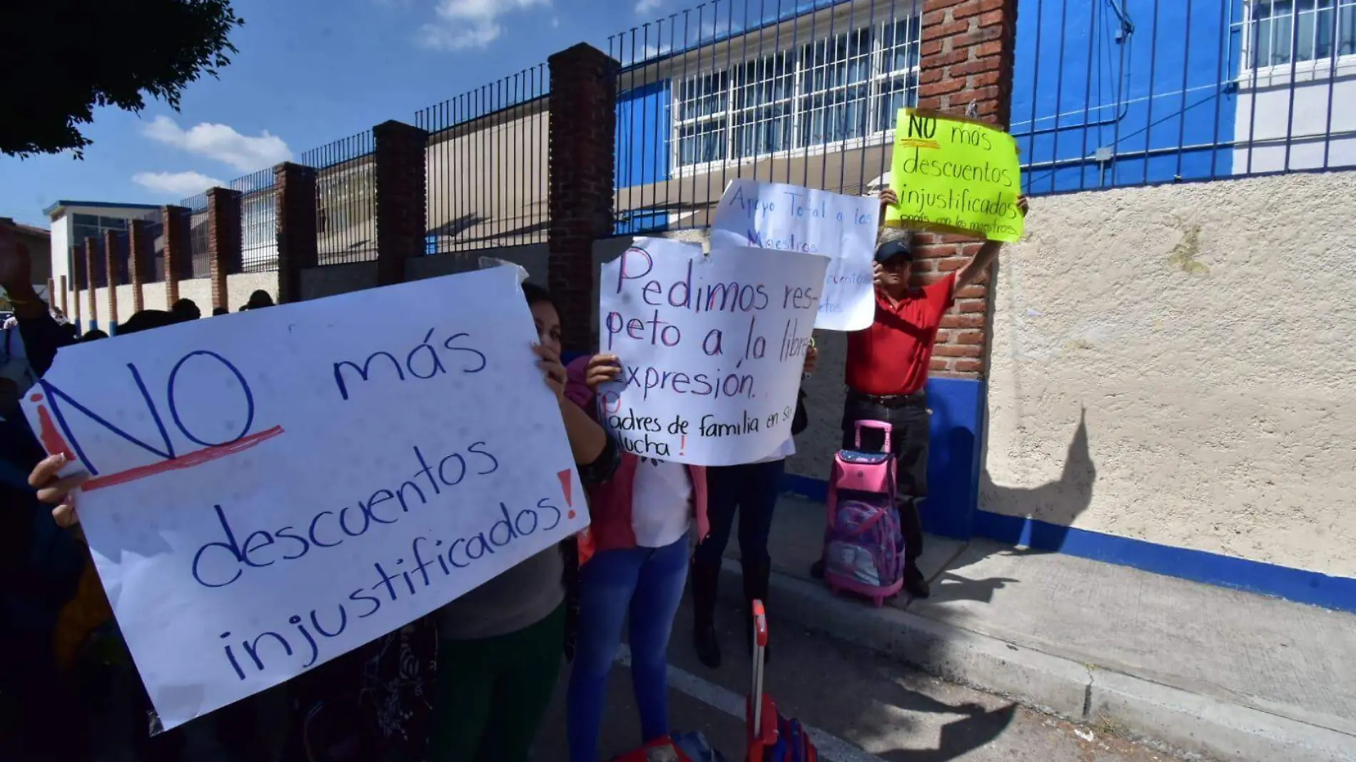 Maestros de Irapuato se unen a protesta tras descuentos en sus nóminas  (1)